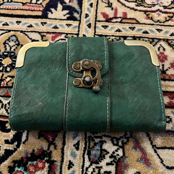 Forest green BDG wallet from urban outfitters with gold hinge clip - Picture 2 of 5